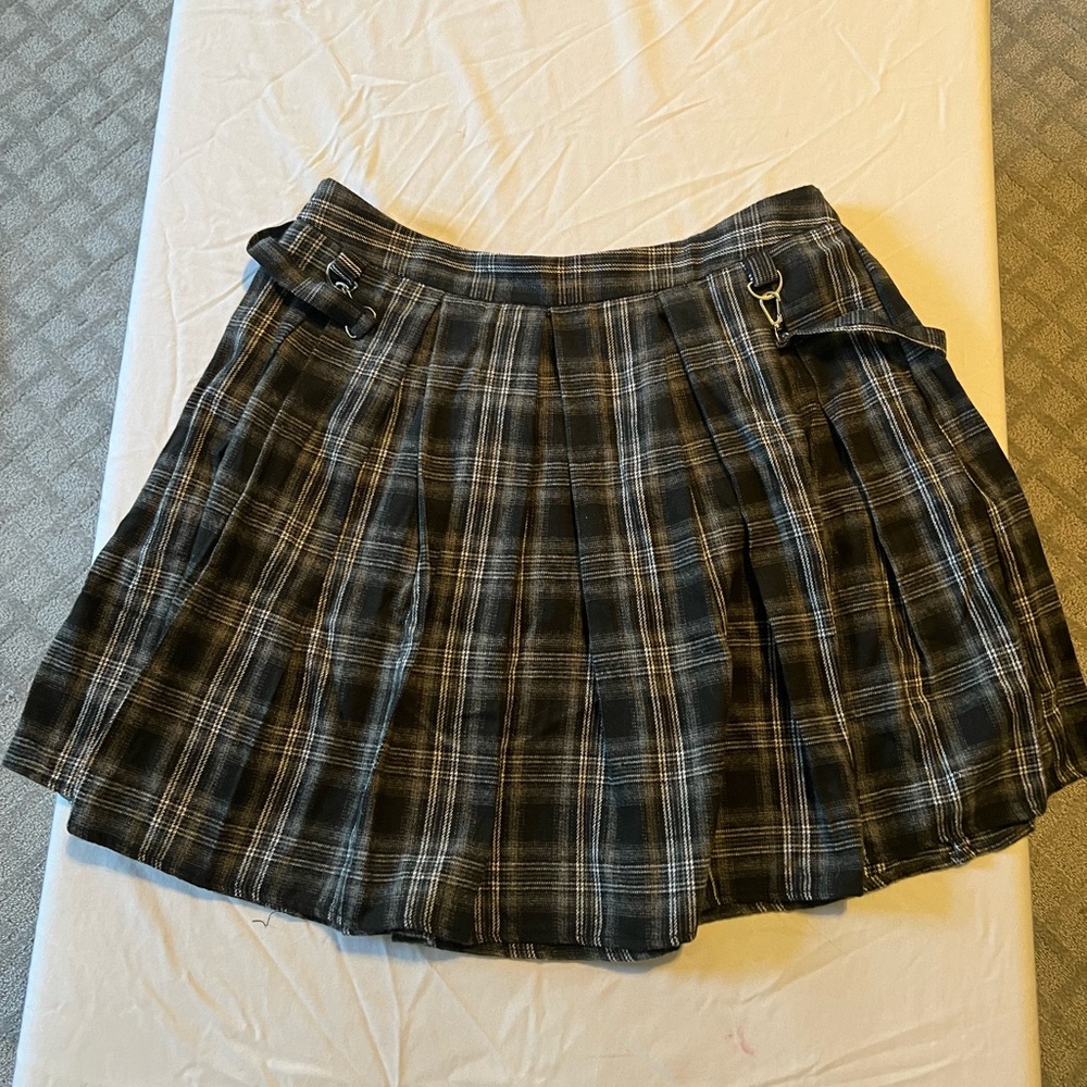 Romwe black & gray plaid kilt skirt.